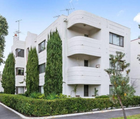 Big A1 Art Deco Apt with stunning city & beach views